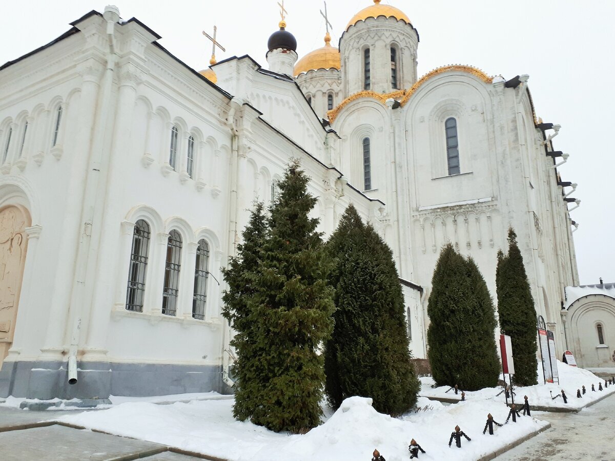Фото автора. Успенский собор во Владимире. Построен князем Андреем Боголюбским в 1158-1160-х гг. В XV веке послужил образцом для строительства московского Успенского собора итальянским архитектором Аристотелем Фиораванти. В соборе сохранились фрески Андрея Рублева и Даниила Черного (XV в. ), а также росписи XII, XIII, XVII веков.