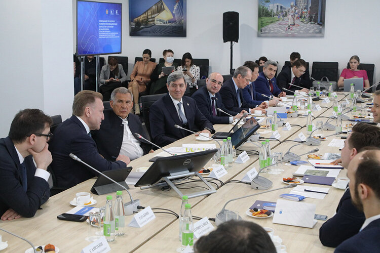 Рустам Минниханов: «Мы жили иллюзиями, думали: [западные партнеры] улыбаются — значит, наши друзья, оказалось, что совершенно не так. Но это очень хорошо. Я всегда говорю, что главное, чтобы санкции быстро не сняли, иначе мы снова пойдем по легкому пути». Фото: Алексей Белкин