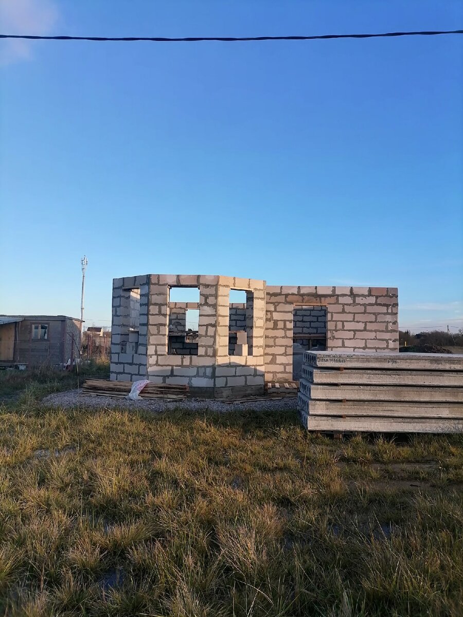 Пока на таком этапе наш будущий домик.