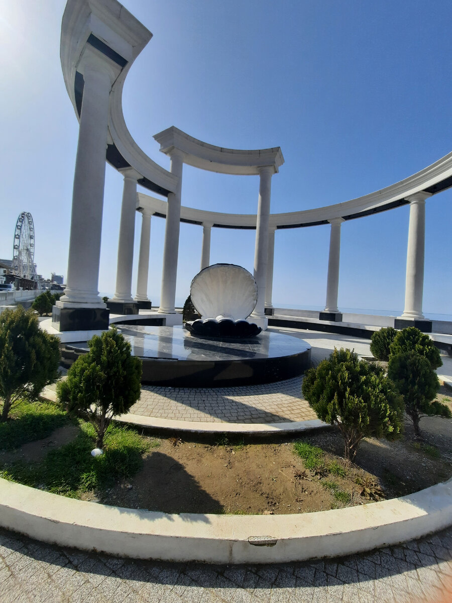 Место вокруг раковины благоустроено: выложена троурарная плитка, много лавочек, установлены фонари.
На картах это место пока мало где отмечено. Оно находится недалеко от парка Славы. Дойти до колоннады можно по улице Терешковой, спустившись к морю. Ориентиры - гостевые дома "Del Mar" и "Полет чайки".
Колоннада стала одним из любимых мест для фотосессий, например, на фоне моря. Скульптура морской раковины нравится детворе - ведь можно залезть внутрь и оседлать 2-метровую жемчужину.
