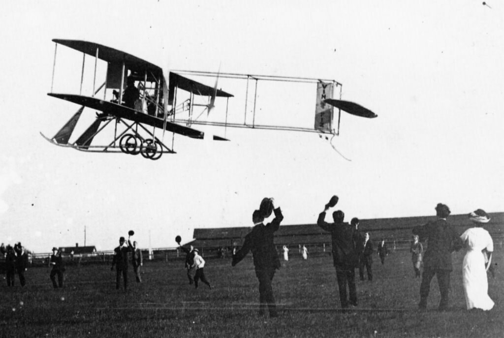 А это уже первый НАСТОЯЩИЙ полет – братья Райт, 1903