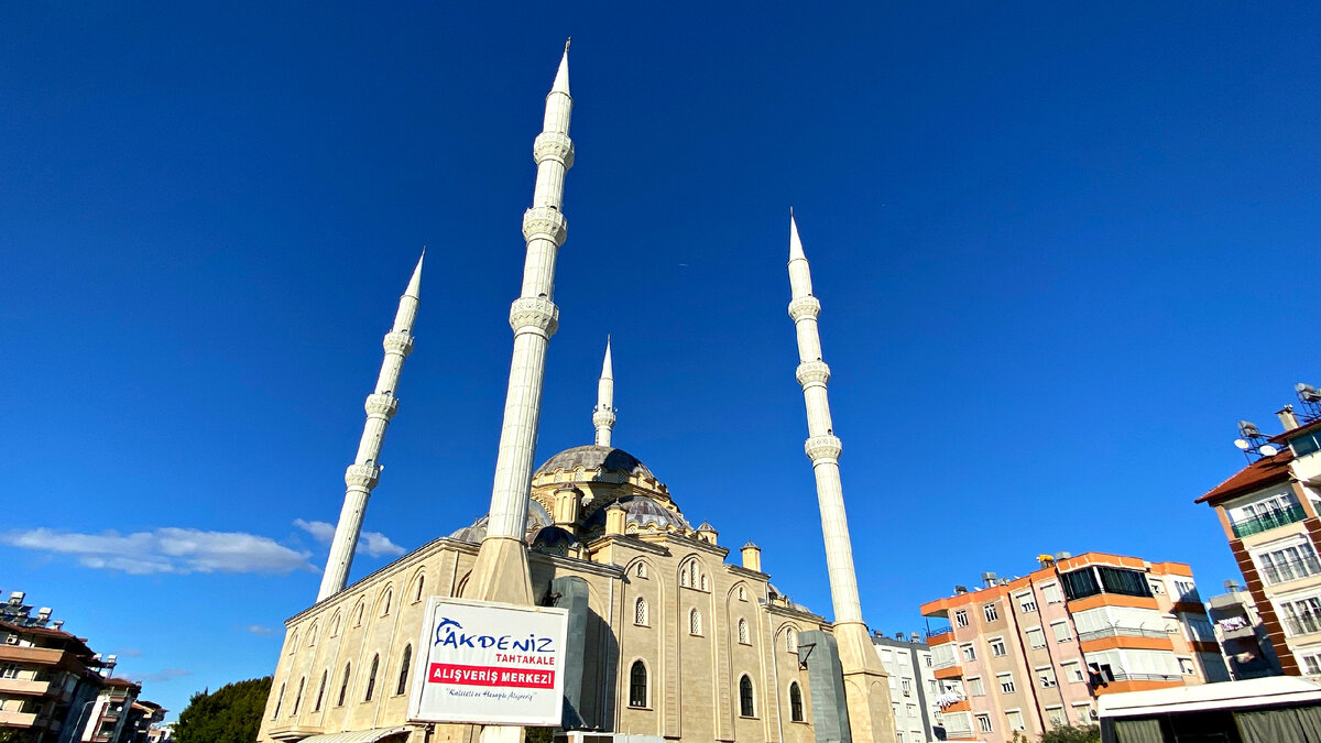 Мечеть “Merkez Külliye Camii”  в Манавгате. Вид с трассы Анталия - Алания.