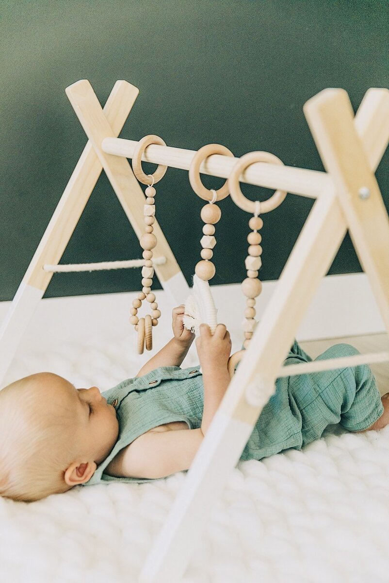 Деревянный тренажёр для младенцев