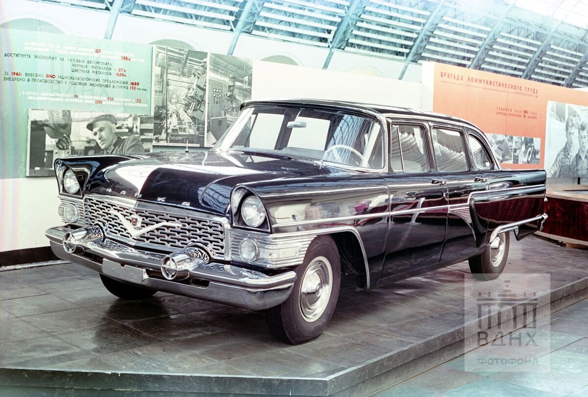 ГАЗ-13 «Чайка» Автомобиль представительского класса, который имеет большой и представительский класс.
С этой модели, этот (большой) класс автомобилей становится привилегией.