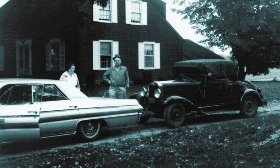 Лорейн и Роджер Крисвелл использовали этот Olds, чтобы отбуксировать Chevy 1930 года выпуска сына Тома в колледж.