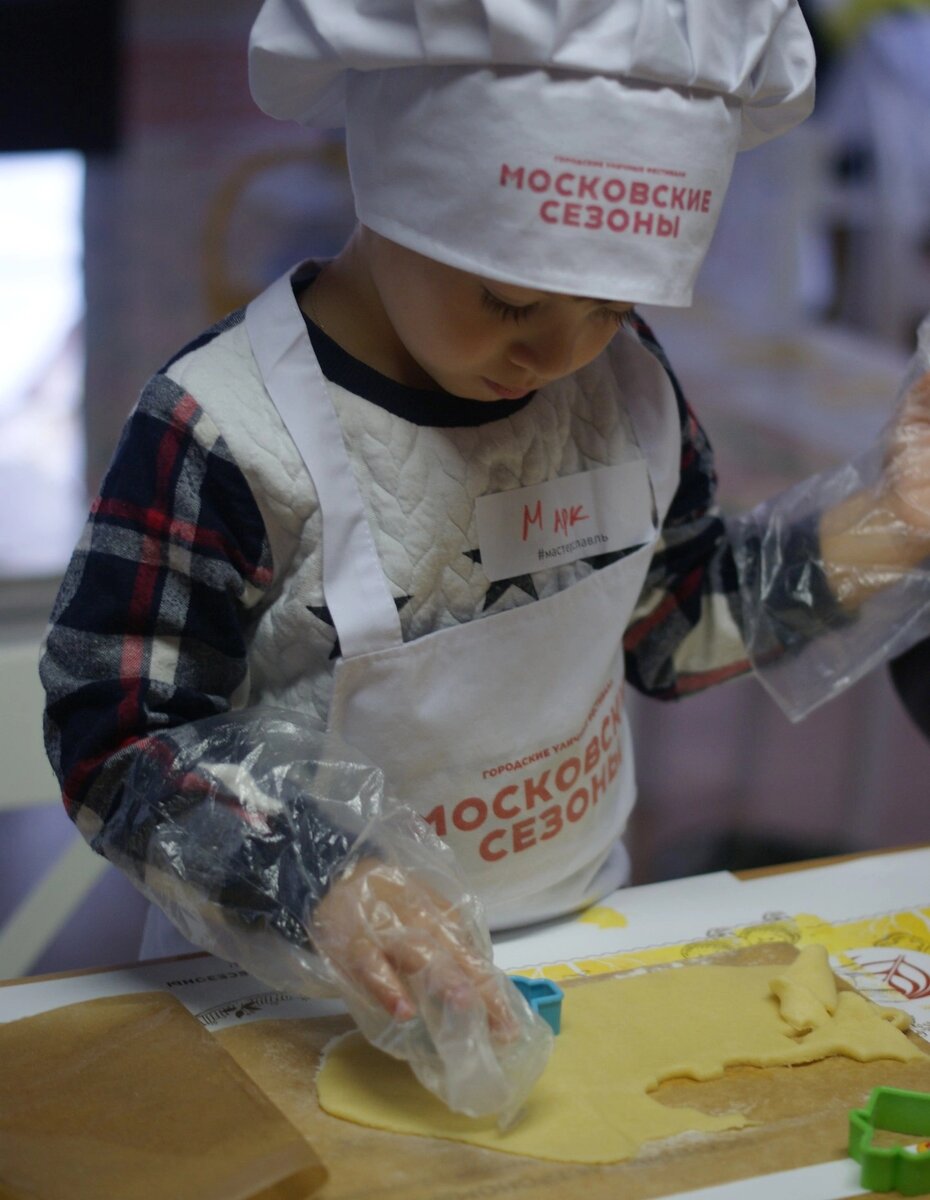 Марк участвует в таких мастер-классах с 5 лет. Кулинарные мк самые любимые. Приготовил своими руками и съел)