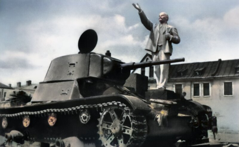 Советские символы в захваченном город Кобрин (Брестская область, Белоруссия) — танк Т-26 и памятник В.И. Ленину. 1941 год