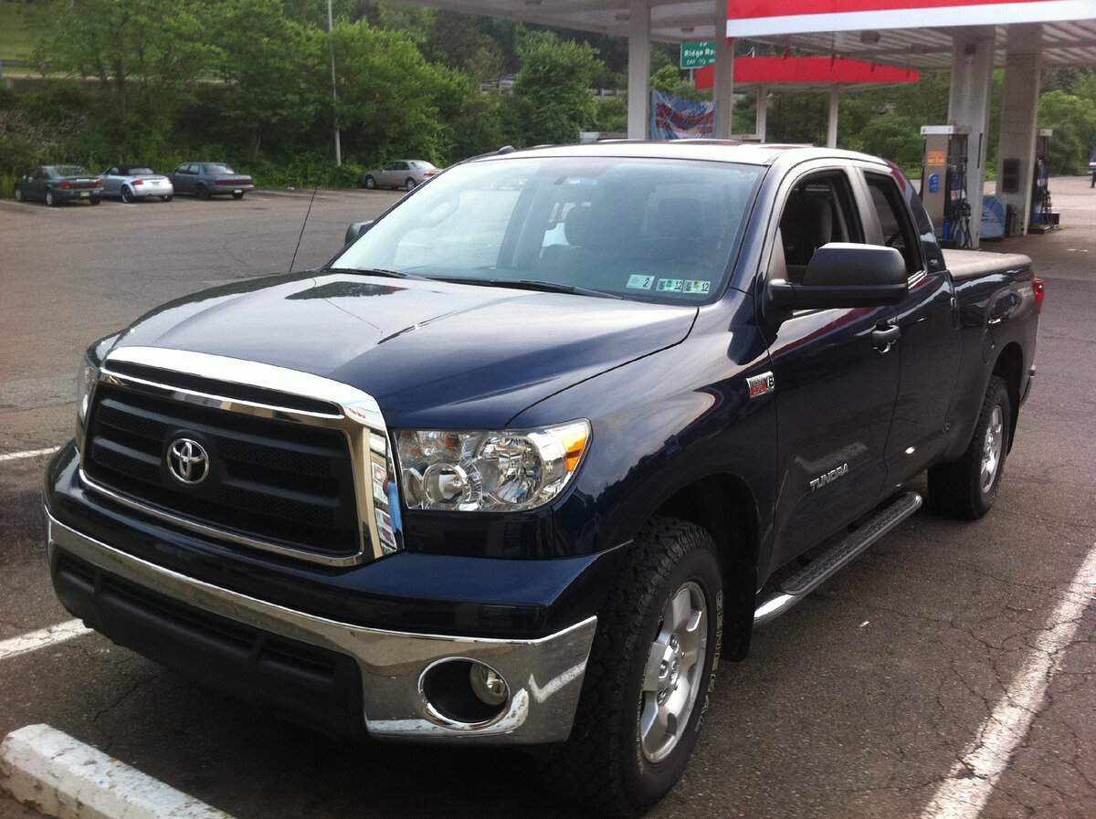 Более новая версия пикапа Toyota Tundra, такая стоит больше 2 миллионов рублей