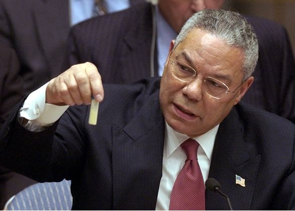 Колин Пауэлл со своей знаменитой пробиркой, ООН, 5.02.2003.