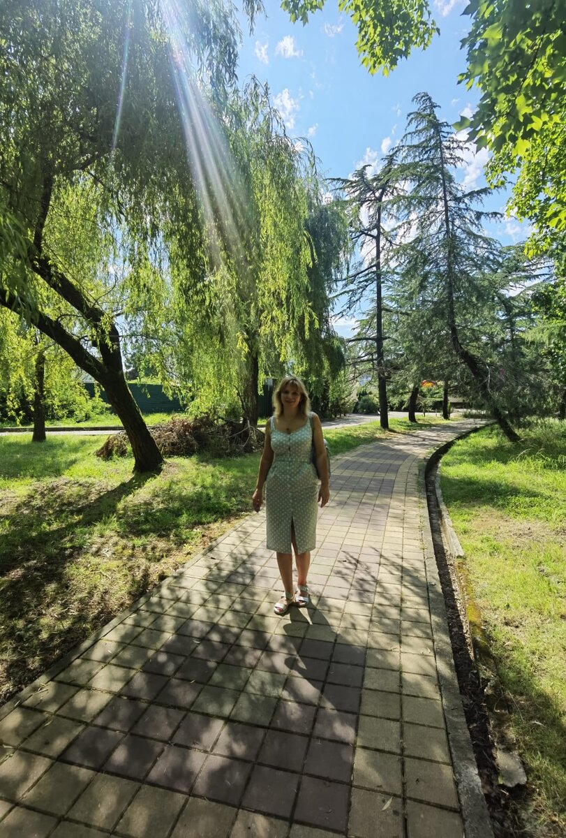 Это я, очень радостная, в том числе и потому, что мои клиенты сейчас зарегистрируют право собственности на пристрой))))