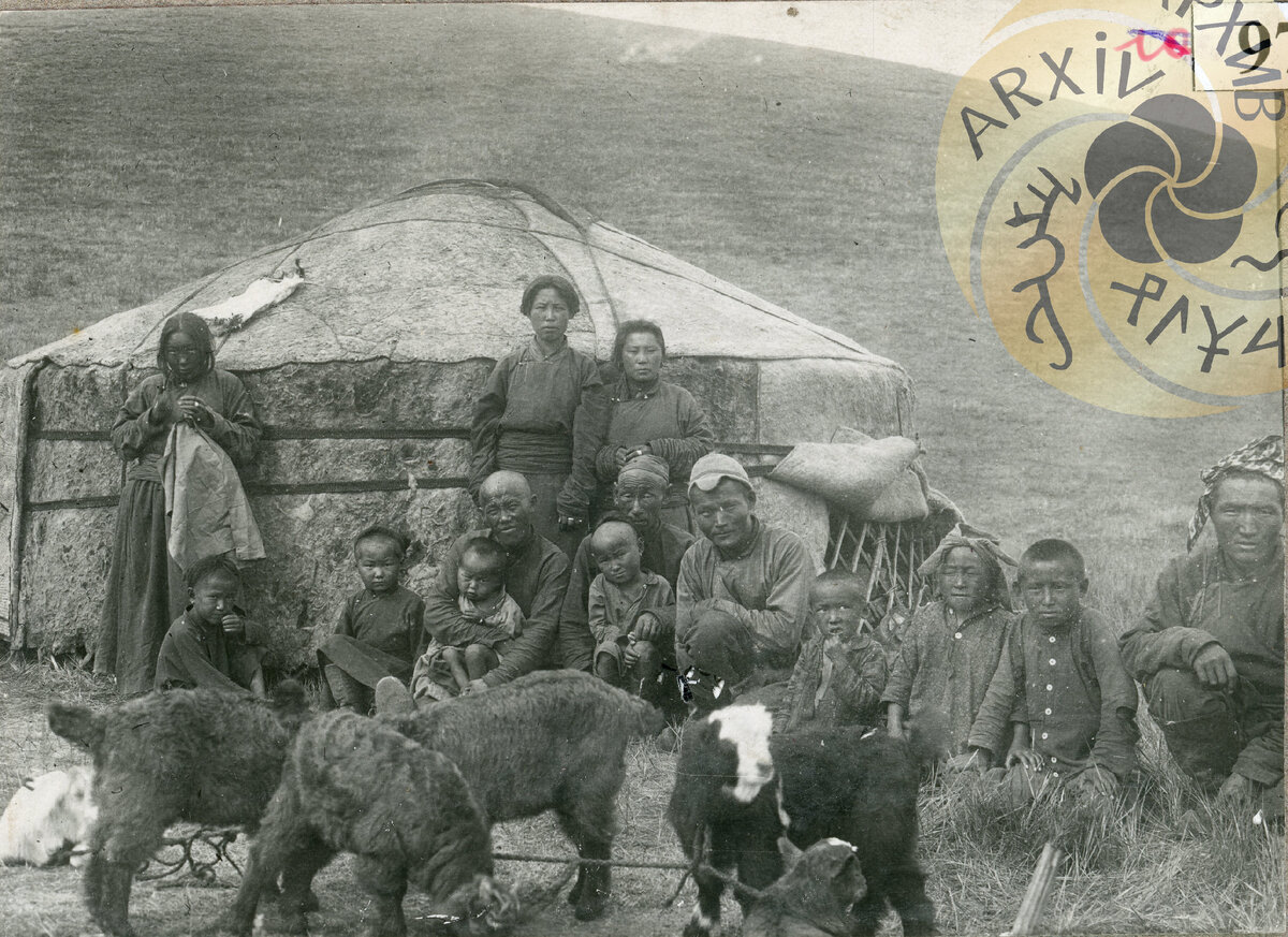 Семья арата возле юрты, 19252 г. фото В.П. Ермолаева