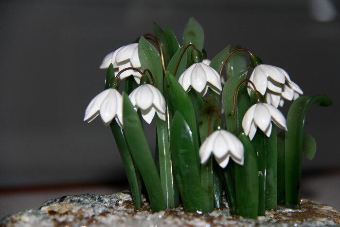 Белушка. Магнезит, нефрит, гранат, металл.