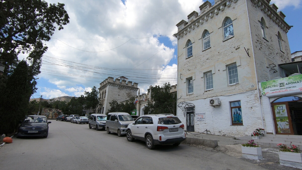 Здесь жили рабочие завода шампанских вин, но до сих пор это имение называют дворцом Льва Сергеевича Голицына, хотя он тут не жил.