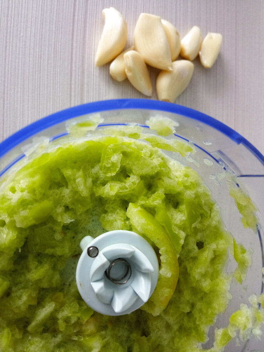 Измельченный болгарский перец и приготовленный чеснок