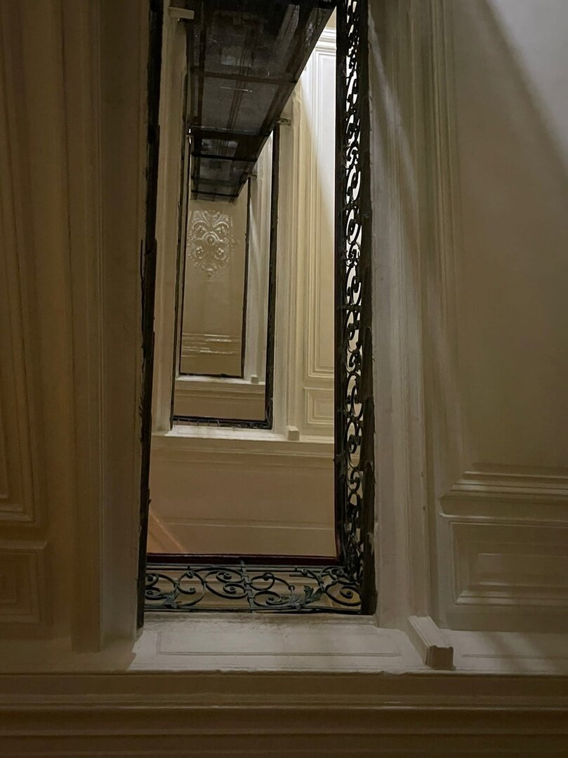 Вид света парадной лестницы с первого этажа.