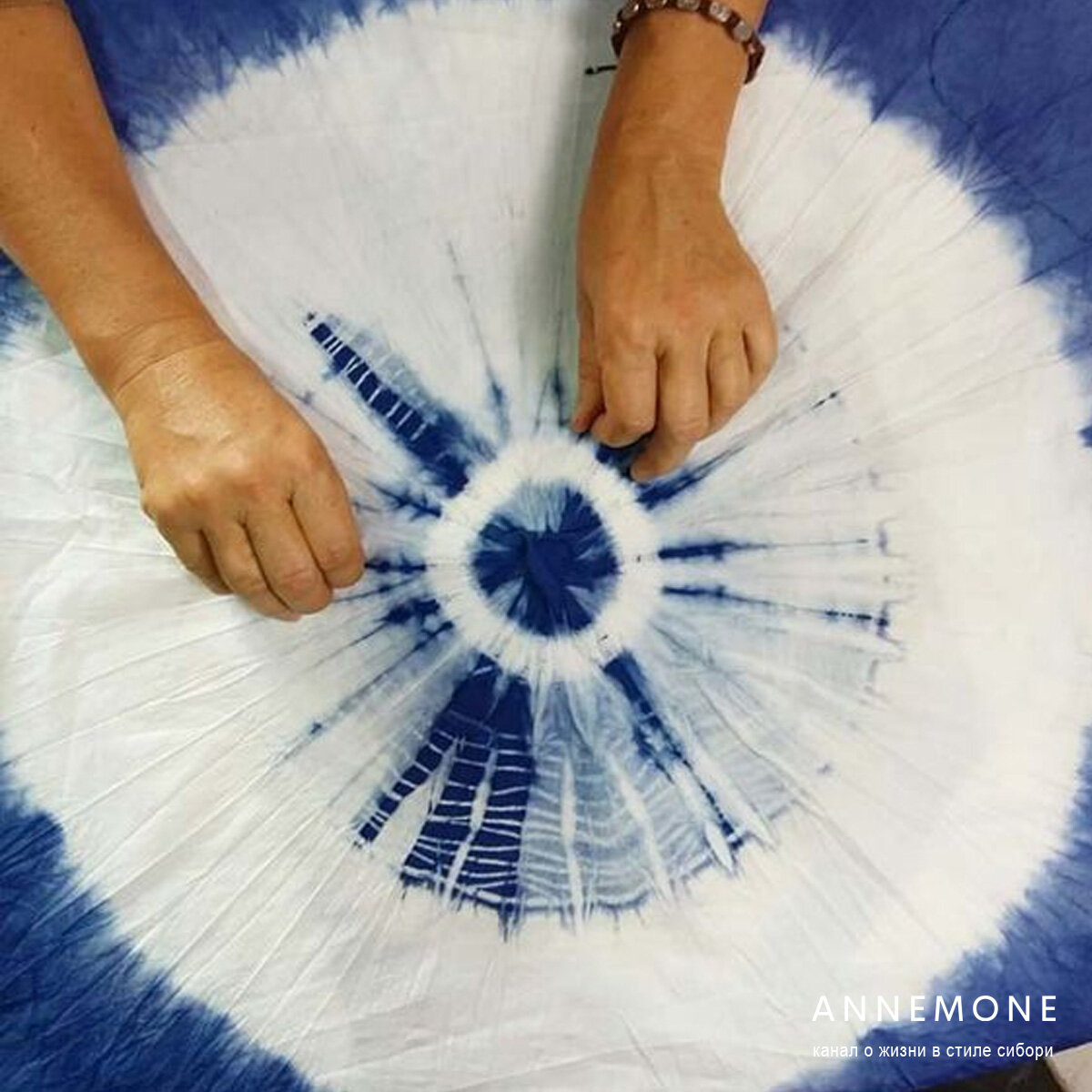 Пожалуй, самый узнаваемый и распространенный узор шибори - "кумо", или паутина. Ткань скручивается в узел, обматывается нитью и погружается в красящий раствор. 