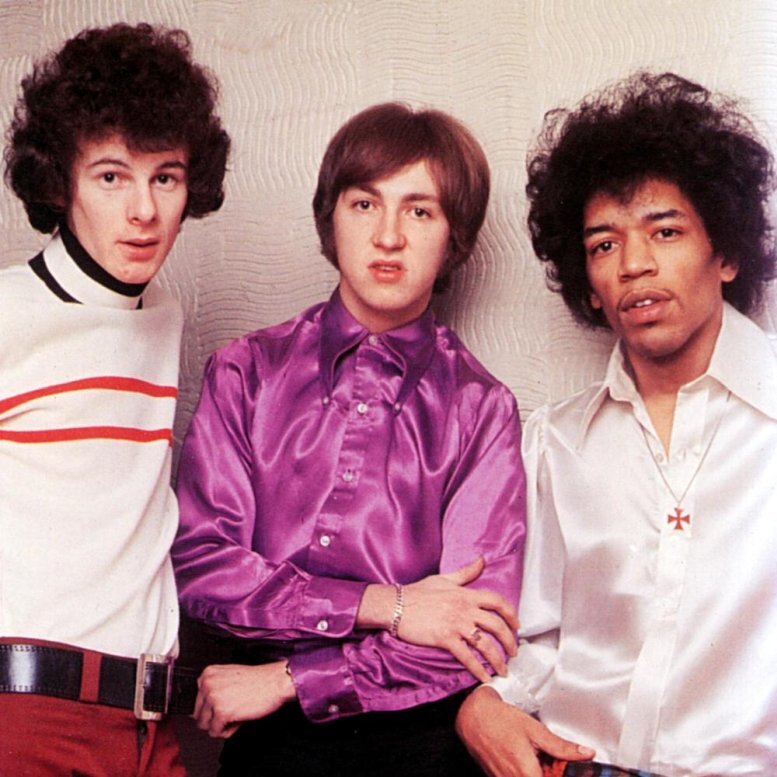Группа The Jimi Hendrix Experience в самом начале своей карьеры. Слева направо - бас-гитарист Ноэль Реддинг, барабанщик Митч Митчелл, и сам маэстро - Джими Хендрикс 