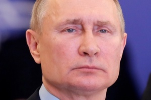 Популярный блогер Даня Милохин не заменит на сцене ушедшего из жизни Юрия Шатунова, потому что у него нет природного обаяния. Об этом изданию «Pro Звезд» заявил музыкант Юрий Лоза.По его мнению, произведения «Ласкового мая» без исполнения Шатунова лишатся своего шарма.«Берите любую песню группы и вообразите, что ее поет не Шатунов. Сразу выяснится, что это произведение написано бедненько и простенько. Оно просто было спето нужным исполнителем, попало в нужное время и нужное место», — заявил Лоза.Даня Милохин, сказал Лоза, не обладает необходимым природным обаянием Шатунова, чтобы петь его треки.Путин рассказал о приемнике: все схватились за голову узнав егоУзнать больше →Ранее в СМИ появилась информация, что Милохин планирует выкупить права на песни «Ласкового мая» у продюсера Андрея Разина.Юрий Шатунов умер в ночь на 23 июня из-за обширного инфаркта в возрасте 48 лет. Певца похоронили на Троекуровском кладбище. В последние годы он судился с Разиным из-за запрета исполнять произведения «Ласкового мая».Также Григорий Лепс заявил о желании приобрести права на исполнение песен из репертуара Юрия Шатунова.