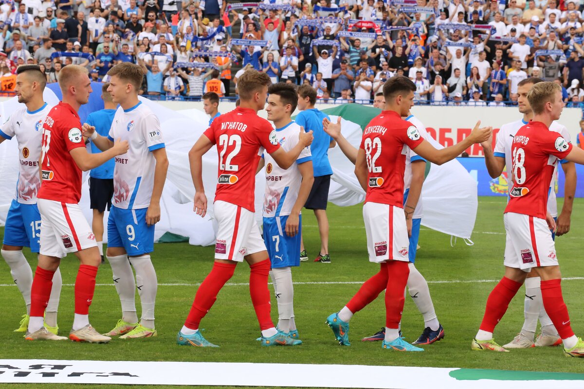 В начале матча взаимоуважение команд, а красно-белые вперемежку с синими на трибунах