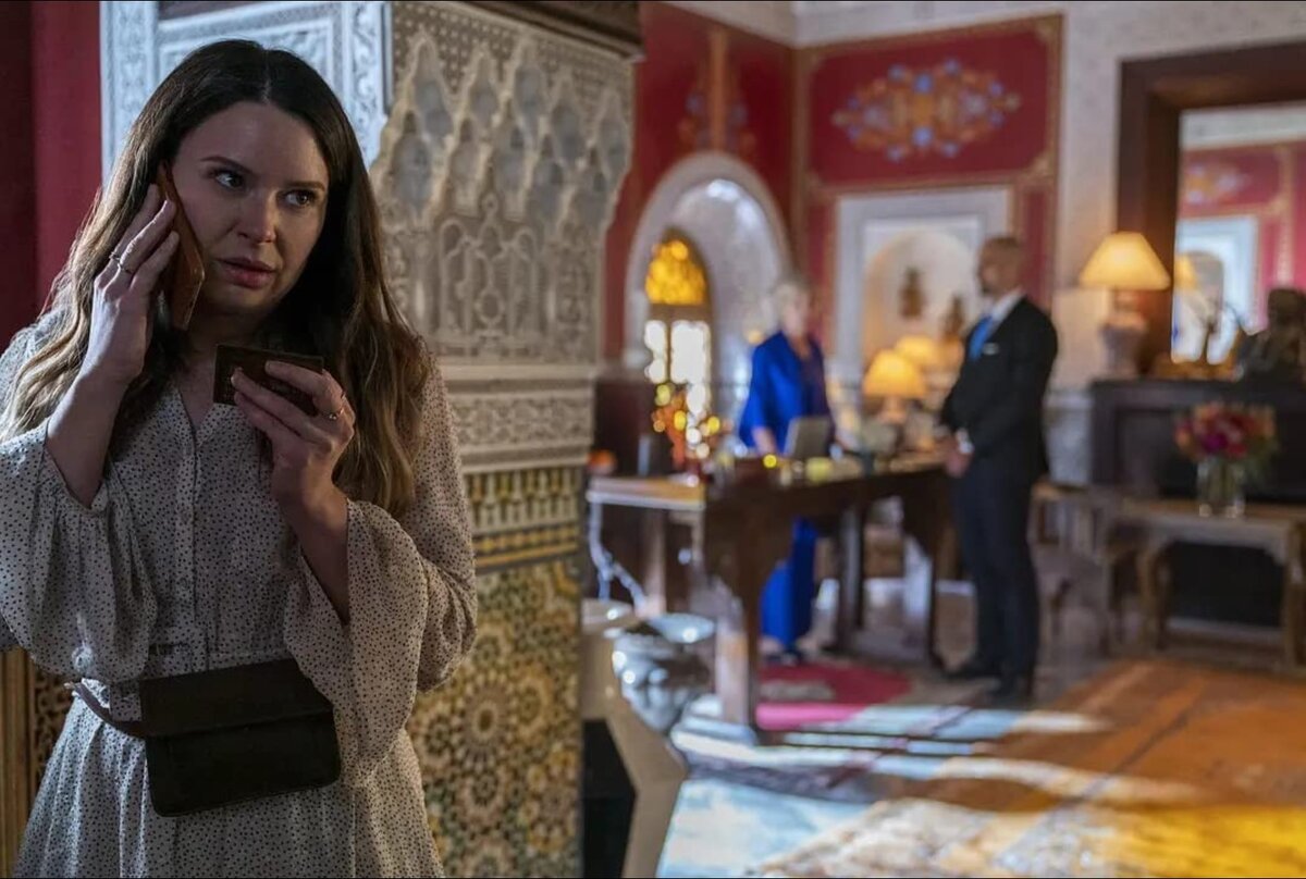 Кадр из сериала «Изобретая Анну». Кэти Лоус в роли Рейчел Уильямс.