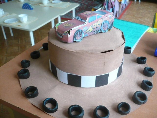 Для иллюстрации. Шляпу делала много лет назад для показа костюмов из бросового материала. 