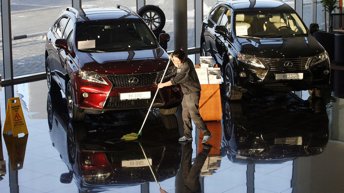    В автосалоне города Красноярска (Фото Ilya Naymushin / Reuters)