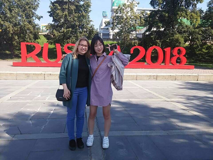 Моя дочь и корейская девочка возле памятника-отсчета дней до ЧМ-2018