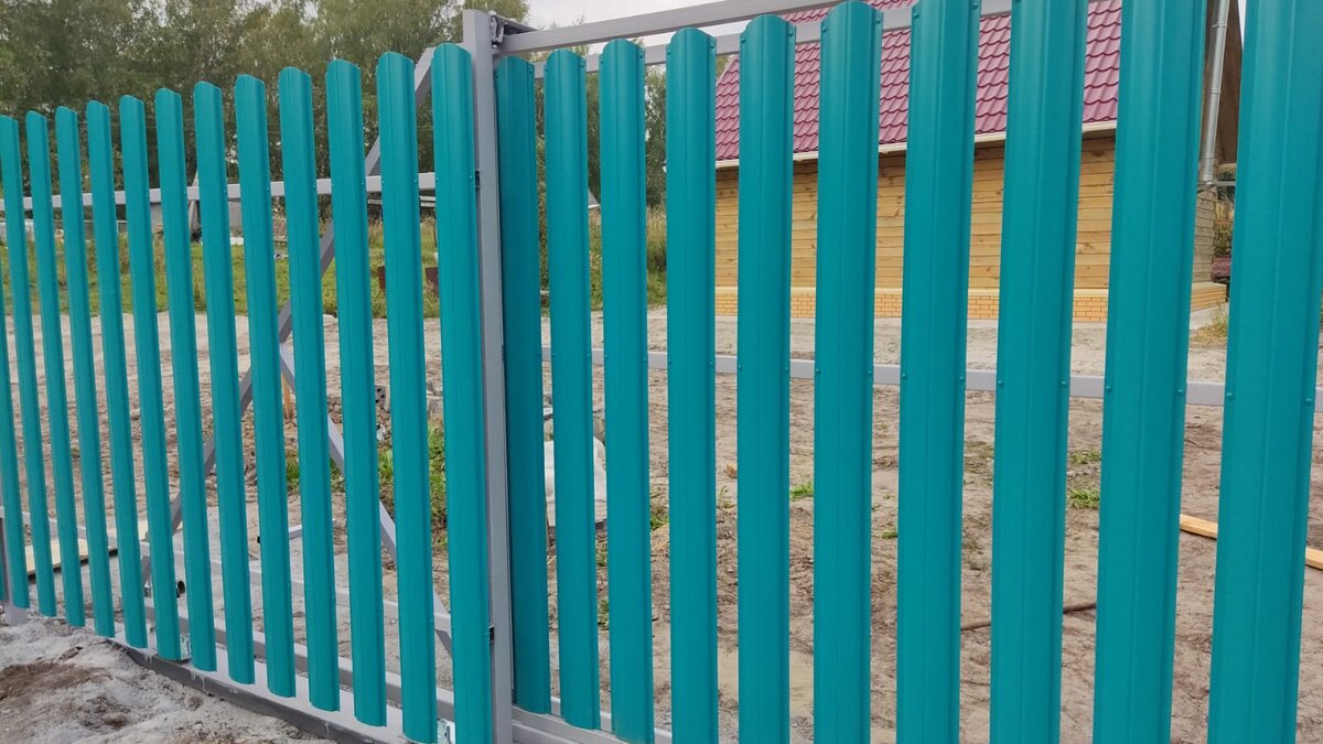 Откатные ворота из евроштакетника 