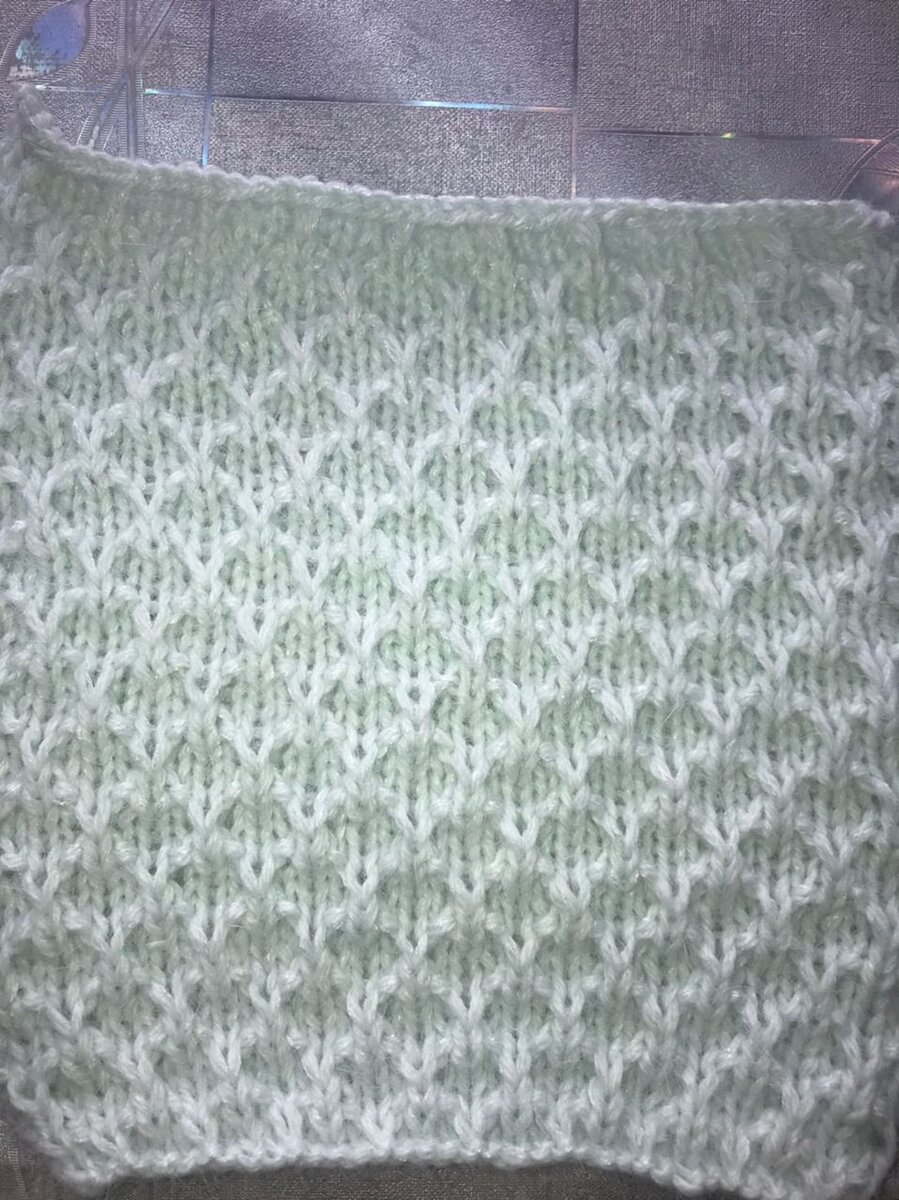 Узор для пледика🌺

Связан из "Пух норки" на спицах  номер 4.  Вязала в две нити + одна дополнительная из набора. 

Набираем 42 петли:

1 ряд: 1 кр, 3 лиц, 1 петлю переснять не провязывая (нить за работой), 3 лиц, 1 петлю переснять не провязывая (нить за работой), 3 лиц, 1 петлю переснять не провязывая (нить за работой), 3 лиц, 1 петлю переснять не провязывая (нить за работой), 3 лиц, 1 петлю переснять не провязывая (нить за работой), 3 лиц, 1 петлю переснять не провязывая (нить за работой), , 3 лиц, 1 петлю переснять не провязывая (нить за работой), 3 лиц, 1 петлю переснять не провязывая (нить за работой), 3 лиц, 1 петлю переснять не провязывая (нить за работой), 3 лиц, 1 кр. 

2 ряд: 1 кр, 3 изн, 1 петлю переснять не провязывая (нить перед работой), 3 изн, 1 петлю переснять не провязывая (нить перед работой)... Провязываем таким способом до конца ряда. В конце 1 кр. 

3 ряд: 1 кр, 1 изн, 1лиц, 1 изн, 1 лиц, 1 изн...
Провязываем таким способом до конца ряда. В конце 1 кр. 

4 ряд: провязываем все петли изнаночными.

5 ряд: 1кр, 1 лиц, 1 петлю переснять не провязывая (нить за работой), 3 лиц, 1 петлю переснять не провязывая (нить перед работой), 3 лиц, 1 петлю переснять не провязывая (нить перед работой), 3 лиц, 1 петлю переснять не провязывая (нить перед работой), 3 лиц, 1 петлю переснять не провязывая (нить перед работой), 3 лиц, 1 петлю переснять не провязывая (нить перед работой), 3 лиц, 1 петлю переснять не провязывая (нить перед работой), 3 лиц, 1 петлю переснять не провязывая (нить перед работой), 3 лиц, 1 петлю переснять не провязывая (нить перед работой), 3 лиц, 1 петлю переснять не провязывая (нить перед работой), 1 лиц, 1 кр.

6 ряд: 1 кр, 1 п изн, 1 петлю переснять не провязывая (нить перед работой), 3 изн, 1 петлю переснять не провязывая (нить перед работой), 3 изн, 1 петлю переснять не провязывая (нить перед работой),  3 изн, 1 петлю переснять не провязывая (нить перед работой),  3 изн, 1 петлю переснять не провязывая (нить перед работой),  3 изн, 1 петлю переснять не провязывая (нить перед работой),  3 изн, 1 петлю переснять не провязывая (нить перед работой), 3 изн, 1 петлю переснять не провязывая (нить перед работой), 3 изн, 1 петлю переснять не провязывая (нить перед работой), 3 изн, 1 петлю переснять не провязывая (нить перед работой), 1 лиц, 1 кр.

7 ряд: 1 кр, 1 изн, 1 лиц, 1 изн, 1 лиц... 
Провязываем таким способом до конца ряда. В конце 1 кр. 

8 ряд: все петли изнаночные. 

Провязываем с 1-го по 8-й ряд нужную вам длину. 

Закрываем петли удобным для вас способом. 

Прячем ниточки и делаем ВТО. 😁

#узорспицам #узордляпледика #фармацевтвяжет #бесплатныйузорспицами