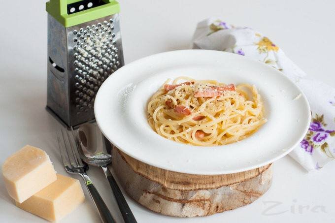 

📖  Ингредиенты:

- Спагетти - 400 г. 
- Бекон - 100 г. 
- Яйцо - 3 шт. 
- Желток - 1 шт. 
- Твердый сыр - 100 г. 

🧑🏻‍🍳 Приготовление:

1. Отварить спагетти в большом количестве хорошо соленой воды.
2. Пока варится спагетти, нарезать бекон полосками и хорошо обжарить.
3. В большой глубокой миске взбить венчиком яйца с солью.
4. Готовые спагетти выложить в миску с яйцами, добавить бекон и сыр. Хорошо перемешать.

#паста #карбонара #горячееблюдо 
