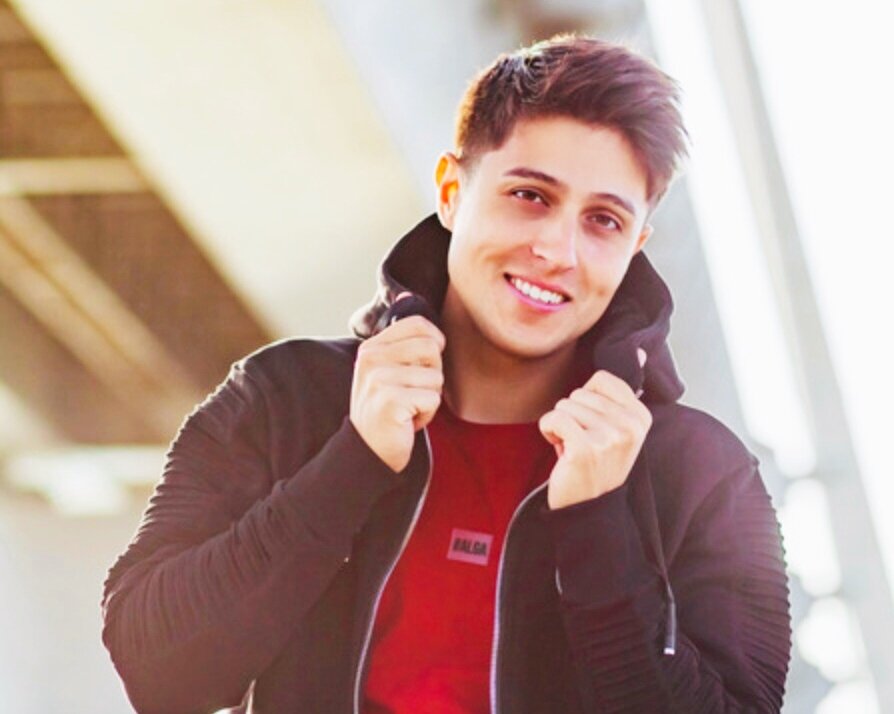 Блогер-певец Хабиб,  всегда с лучезарной улыбкой. На Дзен у него канал,  с 10 тыс. подписчиков. Фото из интернета. 