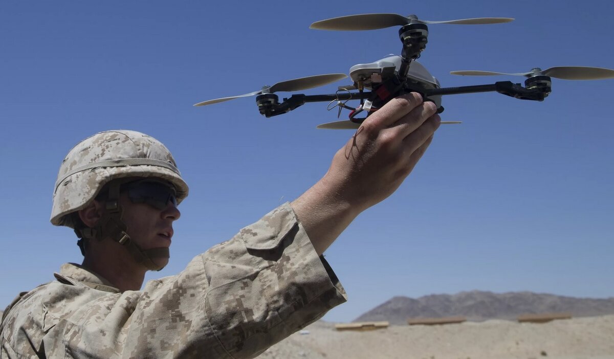 Рой дронов сша. Пилот бпла. Американский дронов. Дрон убийца. Военный беспилотник.