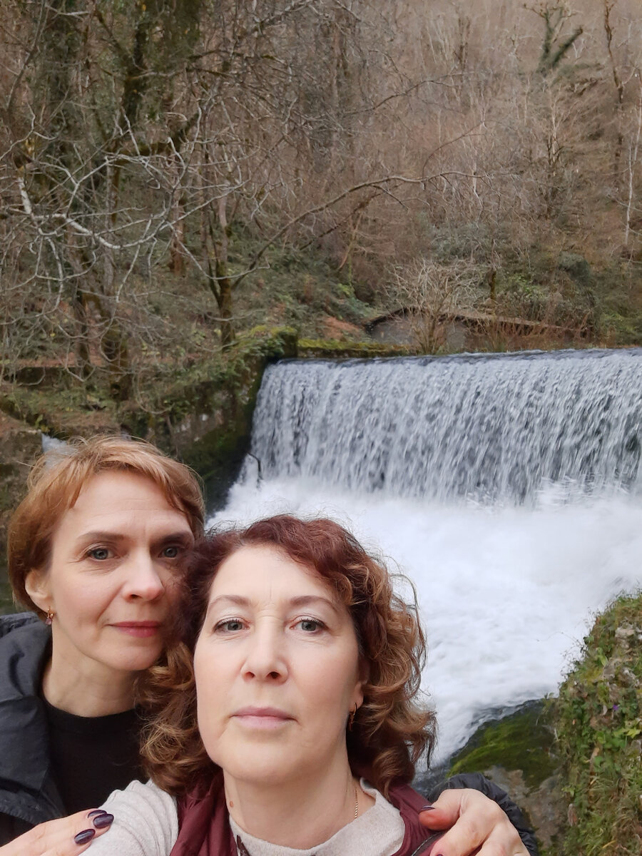 Фото Алены Бо. Мы с Галей, а сзади нас - река, вдоль которой идет тропа к Гроту Святого Симона Канонита.