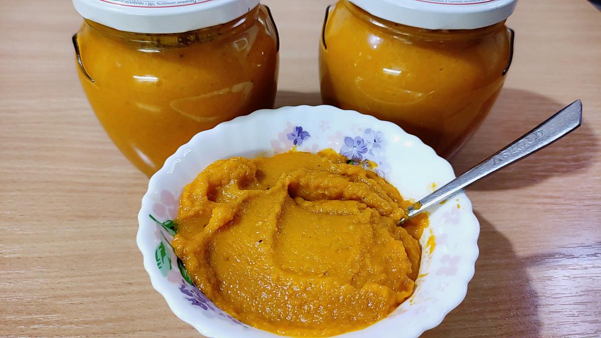 Кабачковая икра на зим. Икра кабачковая Карабуэль. Астраханская кабачковая икра. Кухня наизнанку кабачковая икра. Домашняя кабачковая икра в банках