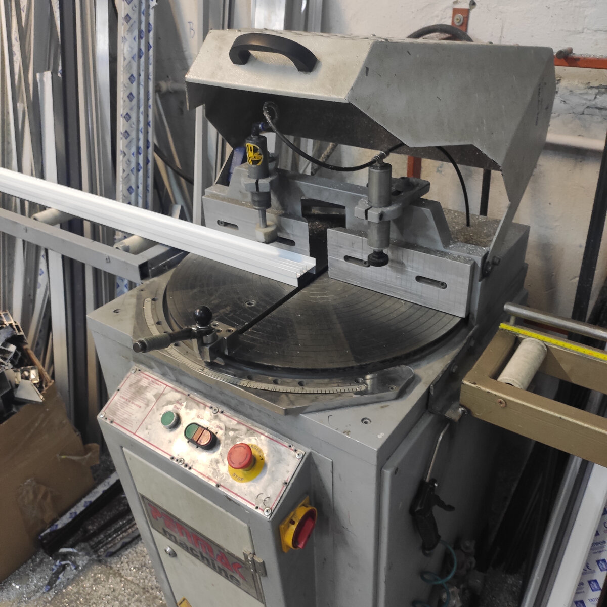 Пила с нижней подачей диска