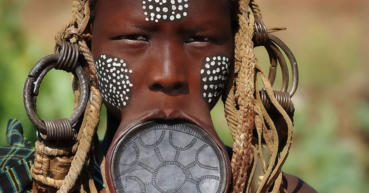 Ношение круглых пластин для губ женщинами племени  Mursi и Surma. Фото с общего доступа в интернет просторах. 