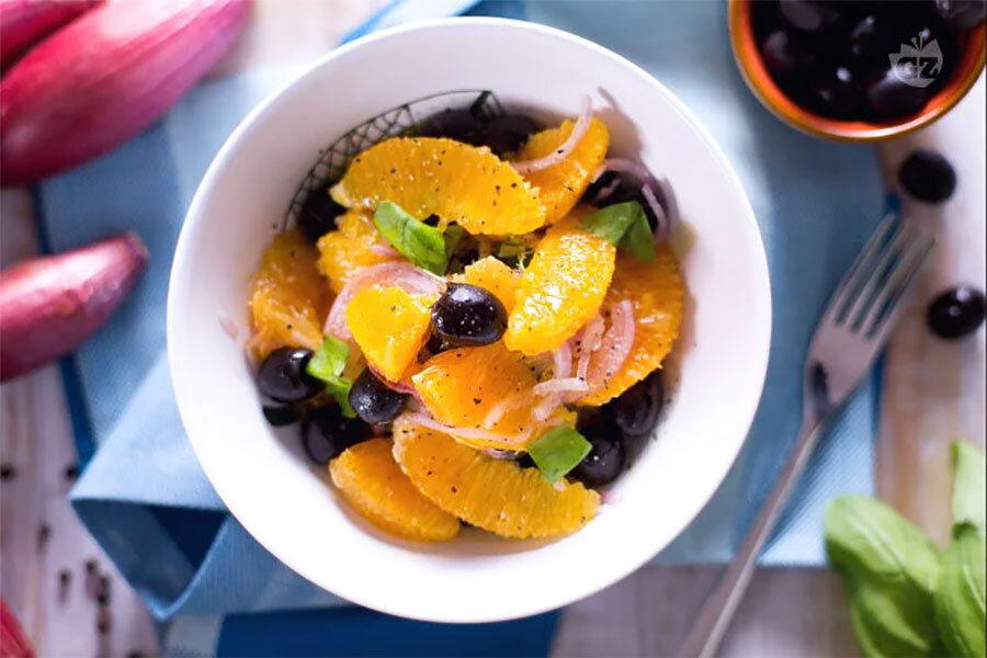 Салат - это квинтэссенция летнего блюда... но так ли это? Сегодня мы предлагаем фантастический зимний вариант: апельсиновый салат!