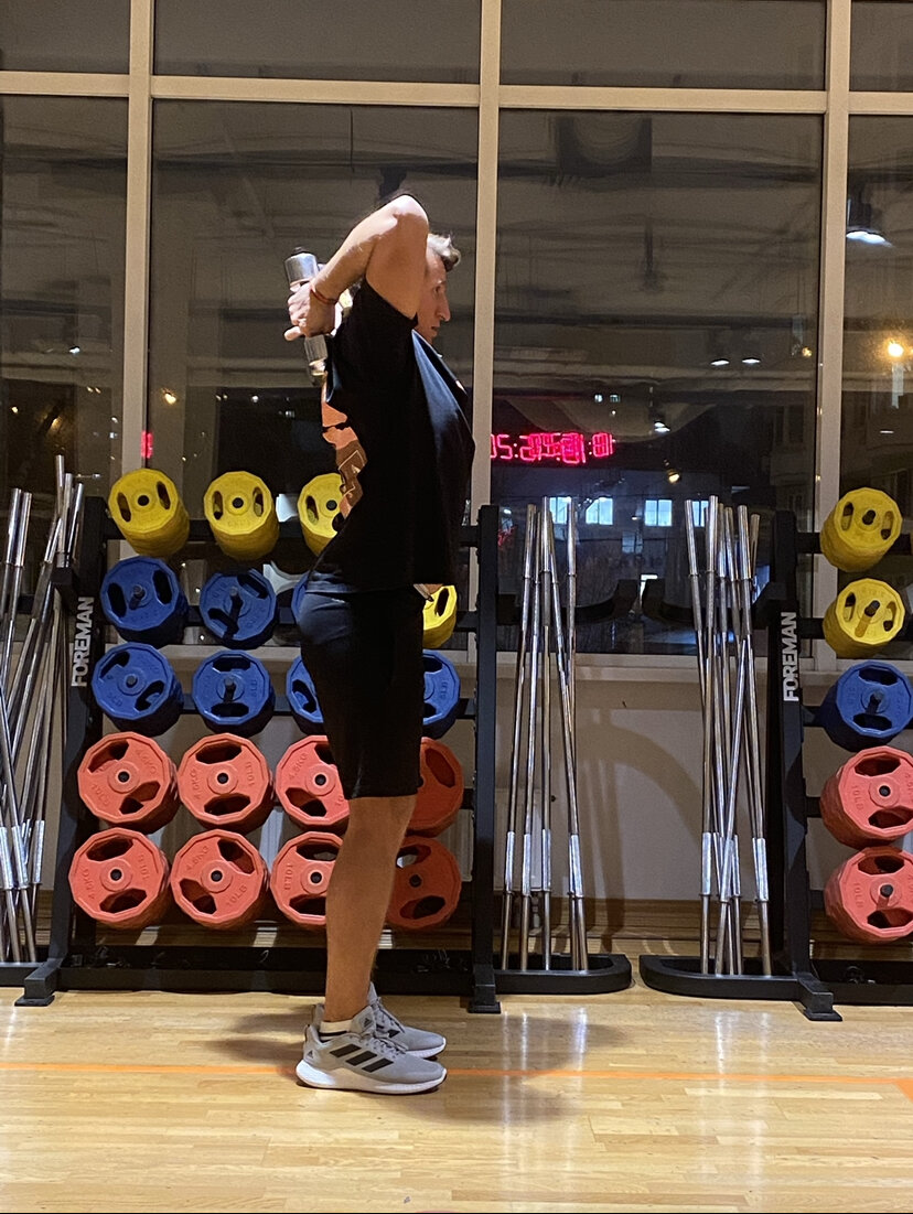 Теперь медленно опустите гантели за голову до того уровня, когда предплечья будут параллельно полу.
Локти смотрят в потолок.