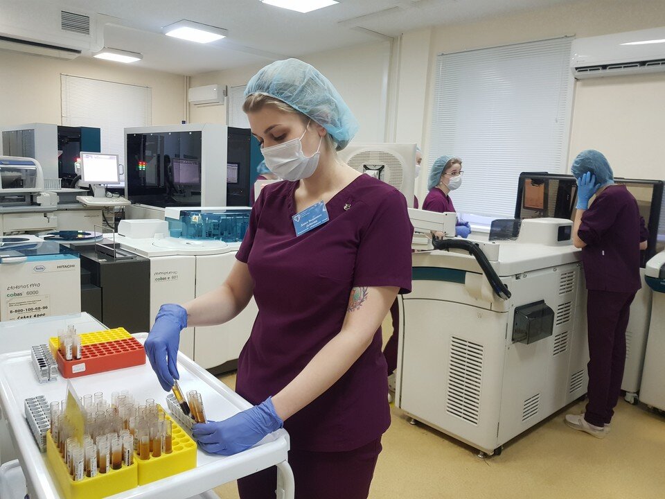     В Новосибирске работает несколько десятков ПЦР-лабораторий, где можно быстро сдать тест на коронавирус. Алиса ТИТКО