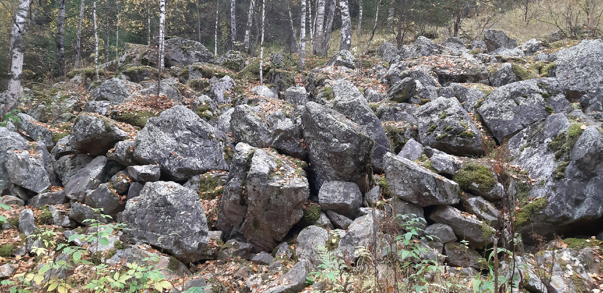 Во многих местах скалы разрушены