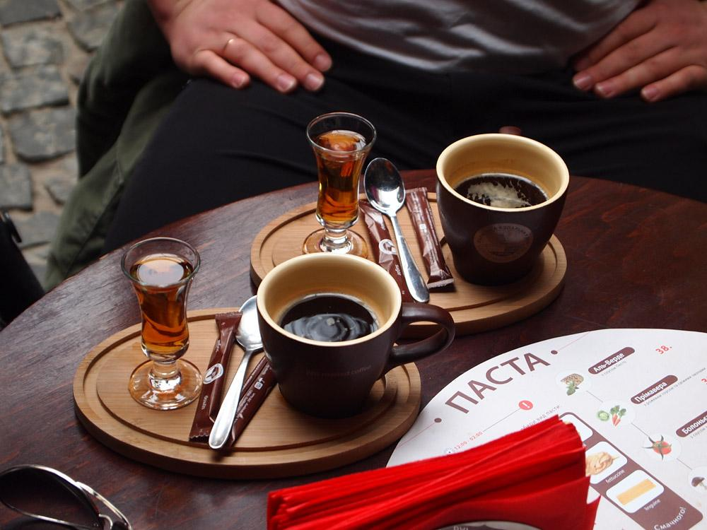 Кума а тебе кофе с коньяком. Кофе с коньяком. Две чашки кофе с коньяком. Кофе с алкоголем. Чашка кофе с коньяком.