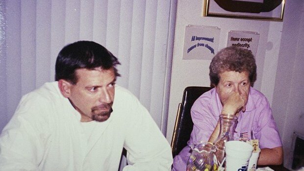 Слева Тони Майклс, покупатель фотографий Монро, справа  Фрида Халл