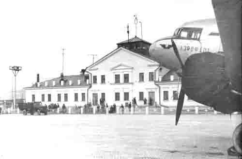 Южно-Сахалинский аэропорт в Большой Елани. Именно от-
туда началась история воздушной гавани областной столицы.