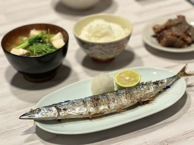 Фото с фотостока. Домашний обед с сайрой выглядит примерно так, но у меня был без лайма.