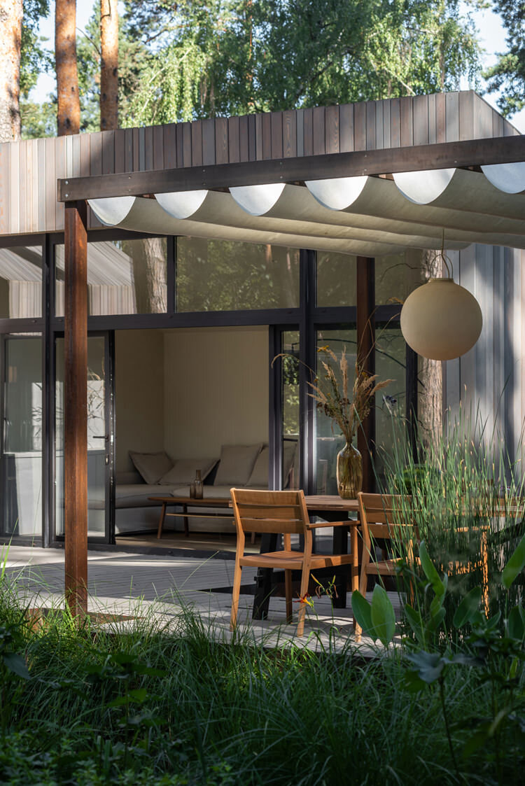 Патио в коттеджном поселке «Заповедный бор» по дизайну Бюро А4.