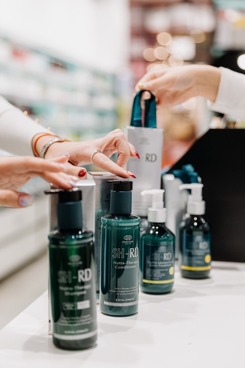 На фото шампуни Shaan Honq SH-RD