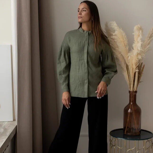 На фото изделия российского бренда льняной одежды Molinialife