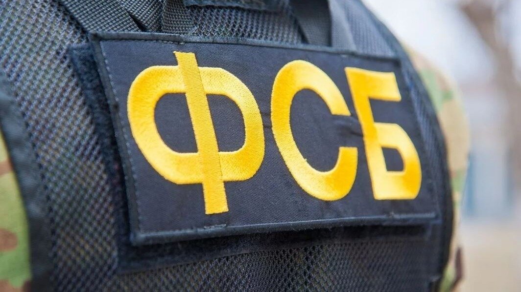     ФСБ сообщила о предотвращении теракта в Калуге. Его планировал устроить сторонник запрещенной в России террористической организации «Азов»*. Затем подозреваемый планировал уехать на Украину.
