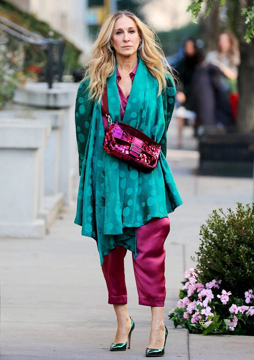    Винтаж, Fendi и JW Anderson: что носила Кэрри Брэдшоу во втором сезоне «И просто так» (фото 1)