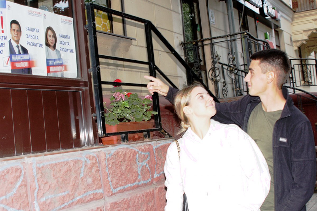    Предвыборных плакатов на улицах сейчас совсем мало.